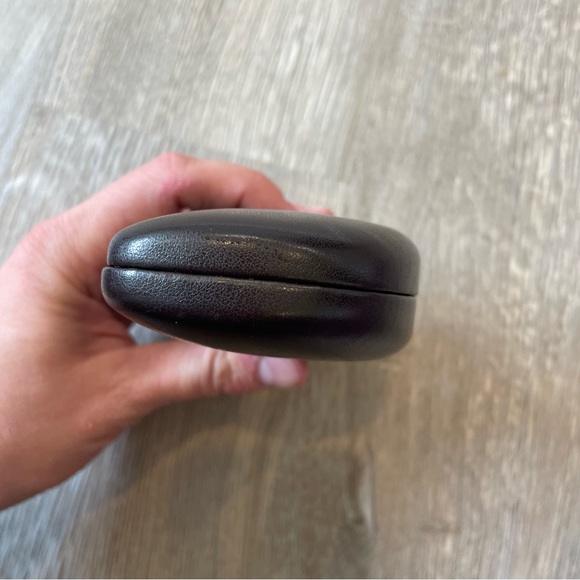 MICHAEL KORS Glasses Case and Cleaning Cloth - Picture 6 of 10